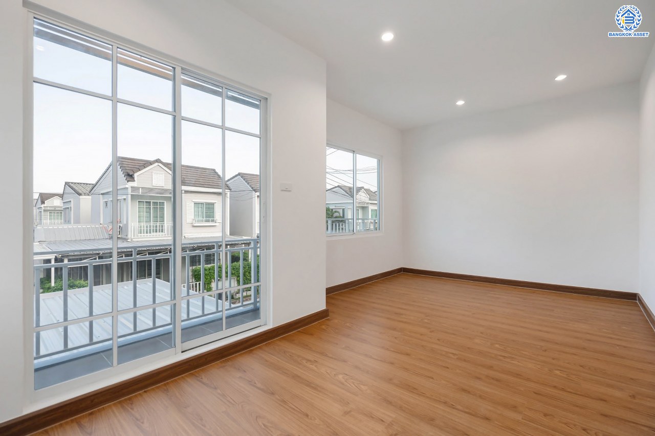 บ้านมือสองตกแต่งใหม่ โครงการ เดอะวิลเลจ แจ้งวัฒนะ-ติวานนท์ หลังมุม เนื้อที่ 58.4 ตร.ว. ดีไซน์ตอบทุกไลฟ์สไตล์ ฟังก์ชัน 3 ห้องนอน 2 ห้องน้ำ จอดรถได้ 2 คัน Living ชั้นล่างกว้างขวาง สามารถกั้นเป็นห้องเพิ่มได้สบาย ๆ บนทำเลติดถนนใหญ่ เชื่อมต่อทุกเส้นทาง ใกล้รถไฟฟ้าสายสีชมพู "สถานีแจ้งวัฒนะ-ปากเกร็ด28" และจุดขึ้นทางด่วน "ศรีสมาน"